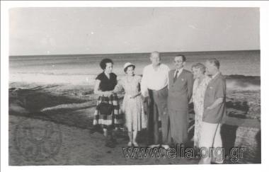 Η Ελένη Καζαντζάκη, ο πρίγκιπας Γεώργιος, ο Νίκος Καζαντζάκης και η Μαρία Βοναπάρτη.