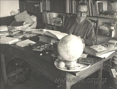 Ο Νίκος Καζαντζάκης στο γραφείο του.