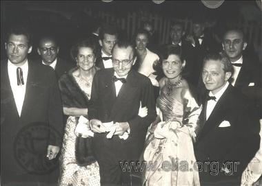 Η Ελένη και ο Νίκος Καζαντζάκης, ο Κίμων Φράιερ, η Μελίνα Μερκούρη και ο Jules Dassin στην πρεμιέρα της ταινίας 