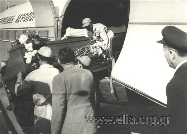 Κηδεία του Νίκου Καζαντζάκη, 5 - 11 - 57. Μεταφορά της σορού με αεροπλάνο της Ολυμπιακής αεροπορίας στο Ηράκλειο.