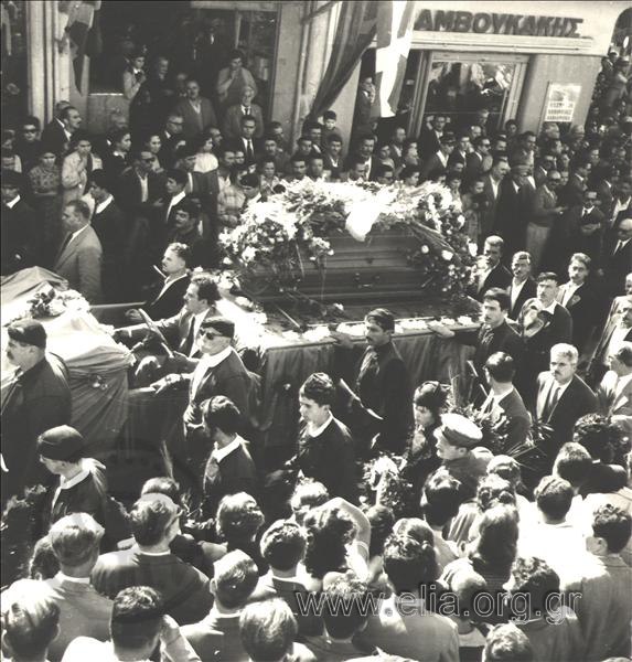 Κηδεία του Νίκου Καζαντζάκη, 5 - 11 - 57. Η πομπή διέρχεται από το κέντρο του Ηρακλείου.