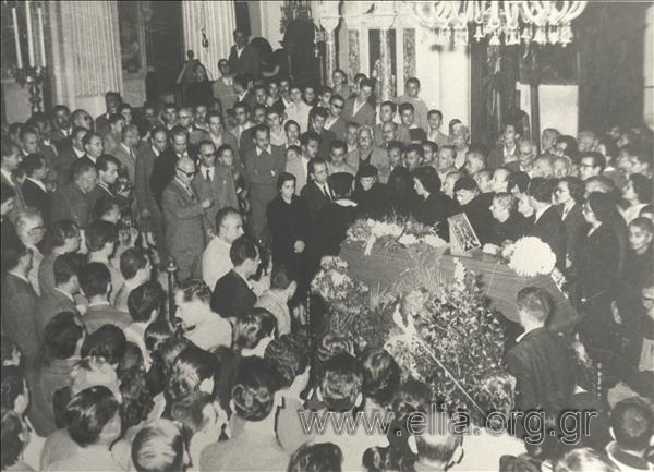 Κηδεία του Νίκου Καζαντζάκη, 5 - 11 - 57. Η νεκρώσιμος ακολουθία στο ναό του Αγίου Μηνά.