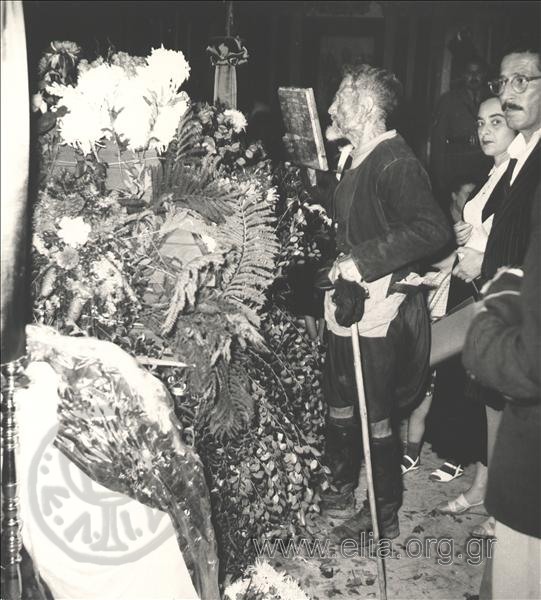 Κηδεία του Νίκου Καζαντζάκη, 5 - 11 - 57. Η σορός στο ναό του Αγίου Μηνά.