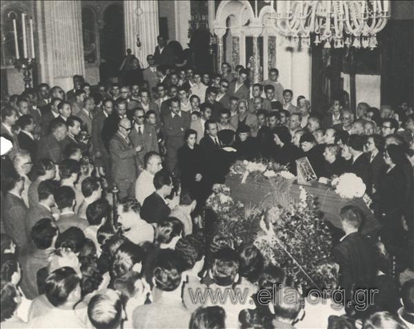 Κηδεία του Νίκου Καζαντζάκη, 5 - 11 - 57. Η νεκρώσιμος ακολουθία στο ναό του Αγίου Μηνά.