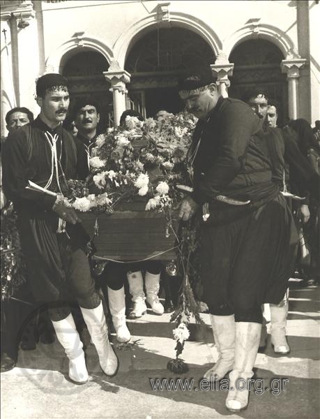 Κηδεία του Νίκου Καζαντζάκη, 5 - 11 - 57. Μεταφορά της σορού από βρακοφόρους.