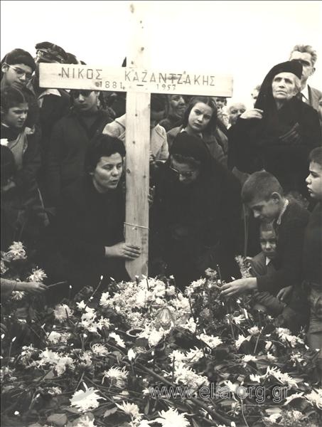 Κηδεία του Νίκου Καζαντζάκη, 5 - 11 - 57. Ο τάφος στην Τάπια Μαρτινέγκο, στα βενετσιάνικα τείχη.