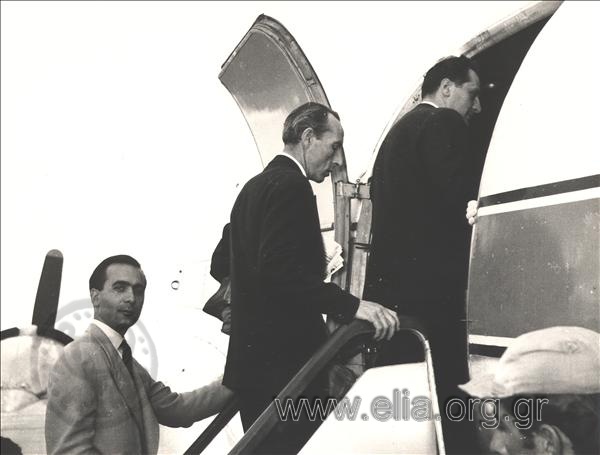Μεταφορά της σορού του Νίκου Καζαντζάκη στο Ηράκλειο με αεροπλάνο της Ολυμπιακής Αεροπορίας. Επιβίβαση του Μάνου Κατράκη.
