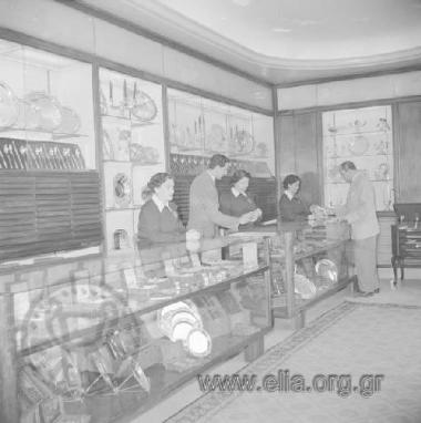 Εσωτερικό καταστήματος ασημικών Νησιώτη