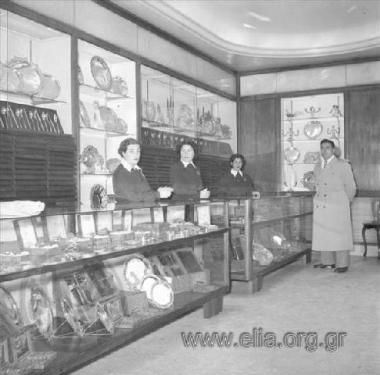 Το εσωτερικό του καταστήματος ασημικών Νησιώτη.