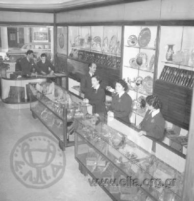 Το εσωτερικό του καταστήματος ασημικών Νησιώτη.