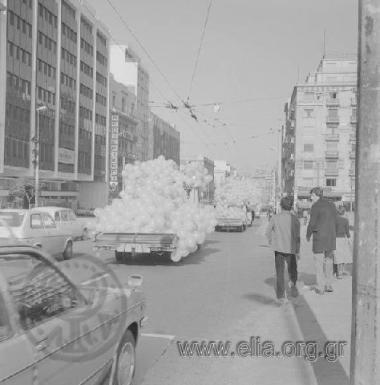 Στολισμένο όχημα της ΕΛΠΑ στην οδό Πανεπιστημίου, καρναβάλι.