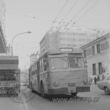 Τρόλλεϋ της γραμμής 1 (Καλλιθέα - Πλατεία Αττικής) στη Σταδίου.