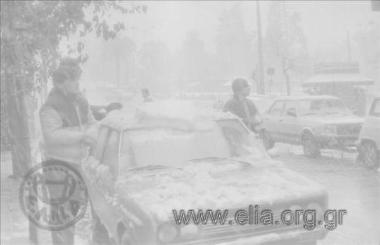 Σκηνές δρόμου, Αθήνα χιονισμένη, 9/3/1987.