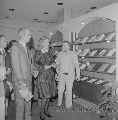 Η Μελίνα Μερκούρη σε έκθεση βιβλίου στο Εθνικό Ίδρυμα Ερευνών. Αριστερά ο Απόστολος Κακλαμάνης.