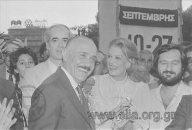 Εγκαίνια της τρίτης έκθεσης βιβλίου στο Πεδίον του Άρεως. Η υπουργός Πολιτισμού, Μελίνα Μερκούρη και ο υπουργός Εθνικής Παιδείας και θρησκευμάτων, Απόστολος Κακλαμάνης.