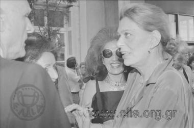 Εγκαίνια έκθεσης Picasso. Η Μελίνα Μερκούρη συνομιλεί με φιλότεχνους.