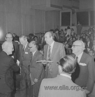 Σεμινάριο σχετικά με την ένταξη της Ελλάδας στην Ε.Ο.Κ., 25 Απριλίου. Στο κέντρο ο Κωνσταντίνος Μητσοτάκης.