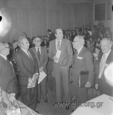 Σεμινάριο σχετικά με την ένταξη της Ελλάδας στην Ε.Ο.Κ., 25 Απριλίου. Στο κέντρο ο Κωνσταντίνος Μητσοτάκης.