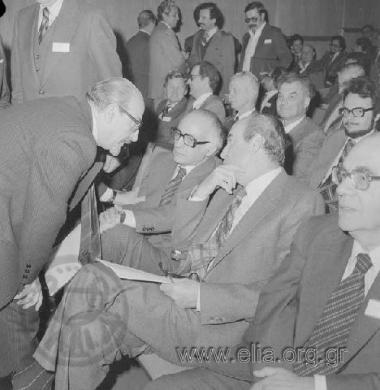 Σεμινάριο σχετικά με την ένταξη της Ελλάδας στην Ε.Ο.Κ., 25 Απριλίου. Στο κέντρο ο Κωνσταντίνος Μητσοτάκης.