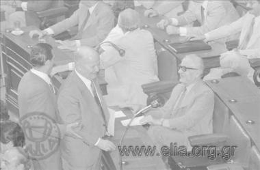 26 Ιουνίου. Συνεδρίαση της Βουλής. Ο Φίλιππος Ηλιού και ο  Γεώργιος Μαύρος σε φιλική συνομιλία.