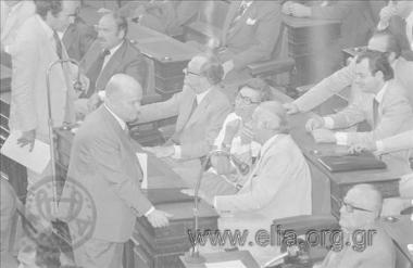 26 Ιουνίου. Συνεδρίαση της Βουλής. Ο Φίλιππος Ηλιού συνομιλεί με βουλευτές.