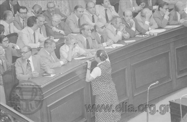 26 Ιουνίου. Συνεδρίαση της Βουλής. Η Άννα Συνοδινού συνομιλεί με την Ελένη Βλάχου.