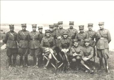 Ο αξιωματικός Δημήτρης Ψαρρός με συναδέλφους.