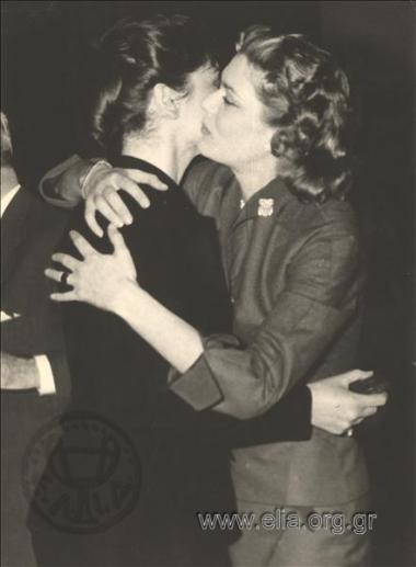 Απονομή επάθλου Κοτοπούλη στην Άννα Συνοδινού.