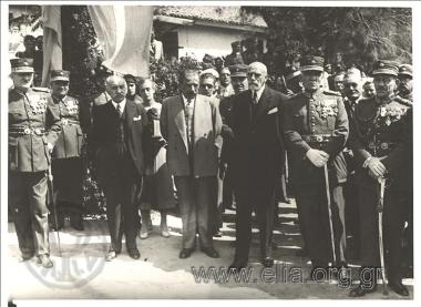 Panagis Tsaldaris and Georgios Kondylis with top-ranking officers.