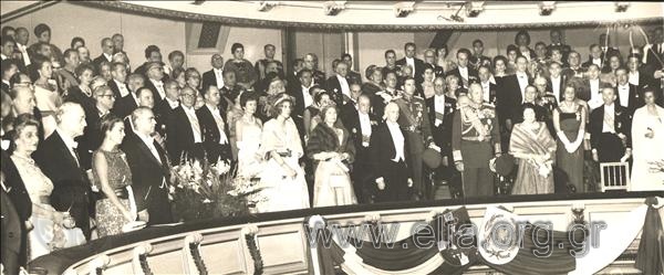 Η βασιλική οικογένεια και η κυβέρνηση Καραμανλή στο θεωρείο του βασιλικού θεάτρου.