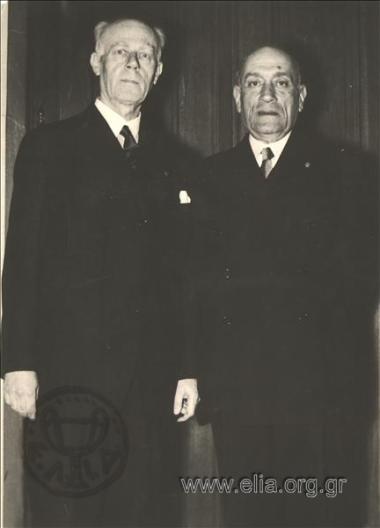 Ο αποχωρών πρόεδρος της Ακαδημίας Γ. Μαριδάκης με το νέο προέδρο της Ακαδημίας,  Εμ. Εμμανουήλ.