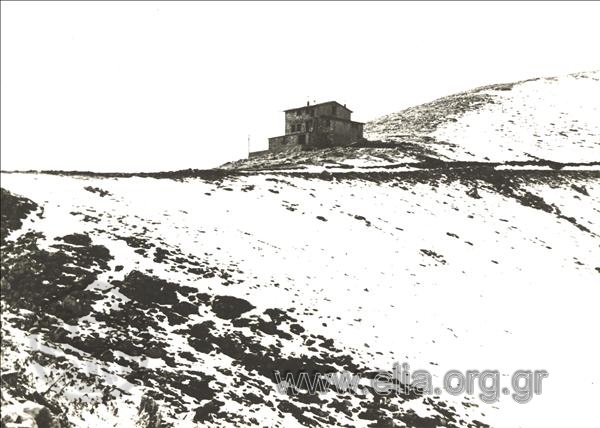 Settlement on snowy Tymfristos-Velouchi.