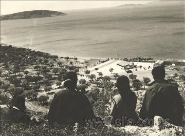 Χωρικοί παρακολουθούν τις εγκαταστάσεις του αλουμινίου της Ελλάδος.