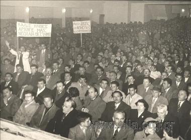 Πλήθος κόσμου στην ομιλία του Σπύρου Μαρκεζίνη.