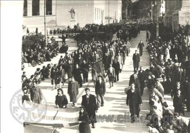 Νεκρική πομπή στην οδό Κοραή, μεταξύ του Πανεπιστημίου Αθηνών και της Ακαδημίας.