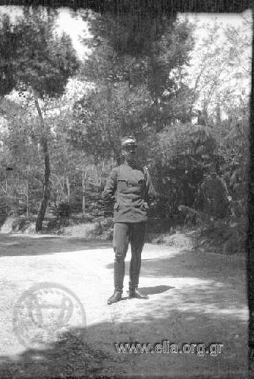 Ο Ιπποκράτης Παπαβασιλείου σε δασικό δρόμο.