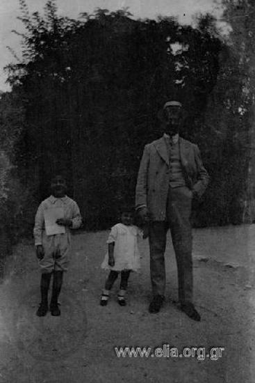 Ο Ιπποκράτης Παπαβασιλείου και τα παιδιά του Δημήτρης και Υρώ σε αυλή.