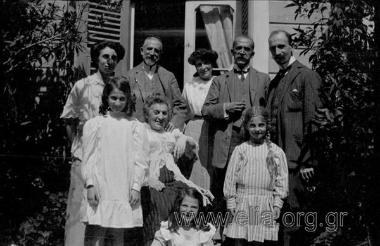 Οικογενειακό πορτραίτο: μέλη της οικογένειας Δημοσθένους Ευγενίδου.