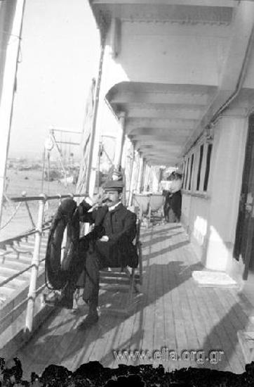 Ο Ιπποκράτης Παπαβασιλείου στο κατάστρωμα πλοίου.