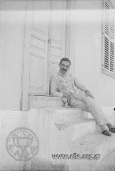 Ο Ιπποκράτης Παπαβασιλείου ποζάρει στην είσοδο κατοικίας.
