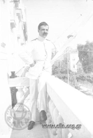 Ο Ιπποκράτης Παπαβασιλείου ποζάρει σε μπαλκόνι.