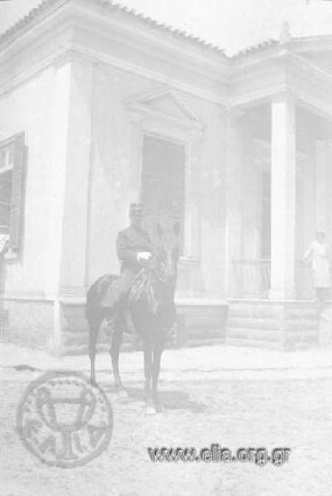 Ο Ιπποκράτης Παπαβασιλείου (λοχαγός Μηχανικού), έφιππος στον περίβολο στρατοπέδου(;).