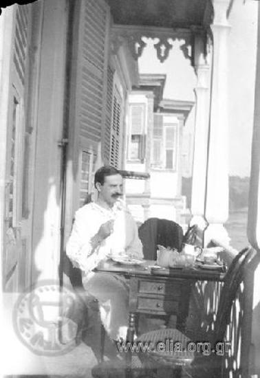 Ο Ιπποκράτης Παπαβασιλείου παίρνει πρωινό στο μπαλκόνι παραθάλασσιας κατοικίας.