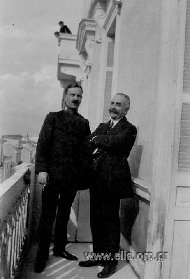 Ο Ιπποκράτης Παπαβασιλείου (ταγματάρχης Μηχανικού) και άνδρας σε μπαλκόνι.