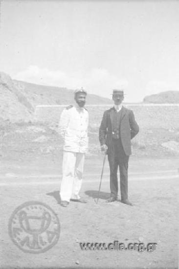 Ο Ιπποκράτης Παπαβασιλείου και ο αδελφός του, Όθων (ανθυποπλοίαρχος του Πολεμικού Ναυτικού).