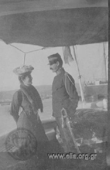 Ο Ιπποκράτης Παπαβασιλείου (λοχαγός Μηχανικού) και η σύζυγός του, Αλεξάνδρα, στο κατάστρωμα πλοίου.