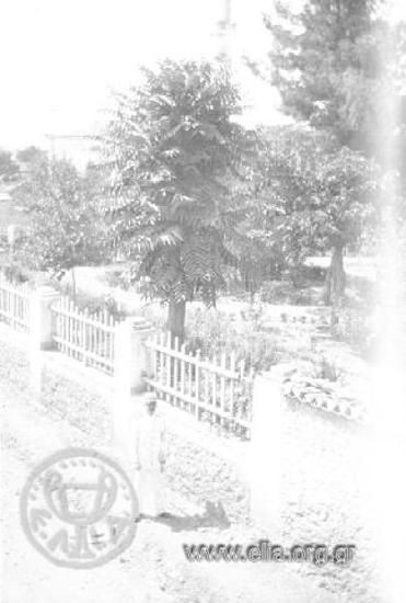 Ο Ιπποκράτης Παπαβασιλείου (λοχαγός Μηχανικού), σε δρόμο κάποιας πόλης της βορείου Ελλάδας κατά τη διάρκεια των Βαλκανικών Πολέμων. Στο βάθος διακρίνεται τμήμα τζαμιού.