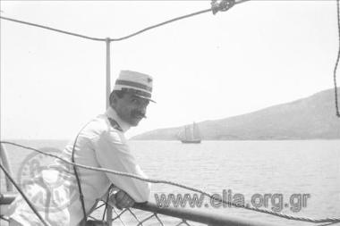 Ο Ιπποκράτης Παπαβασιλείου (λοχαγός Μηχανικού) εν πλω.