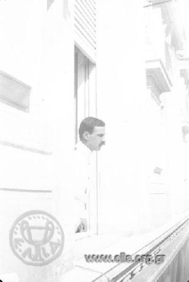 Ο Ιπποκράτης Παπαβασιλείου σε παράθυρο.