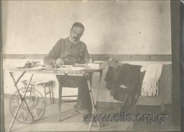 Ο Ιπποκράτης Παπαβασιλείου σε γραφείο.